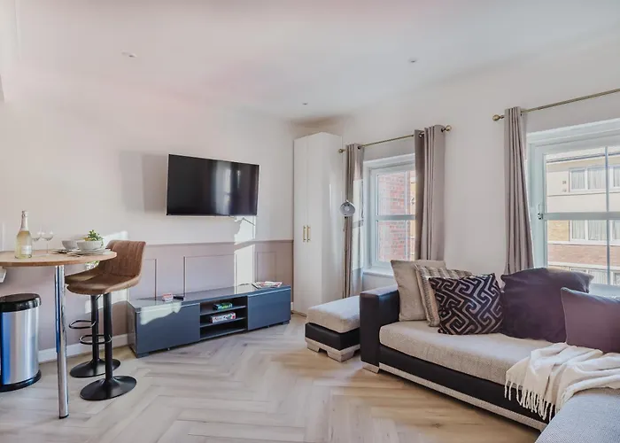 Newly Renovated Stylish Urban Modern 2Bed 1Bath E14 Flat