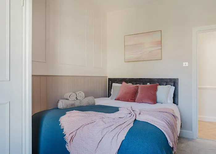 Newly Renovated Stylish Urban Modern 2Bed 1Bath E14 Flat